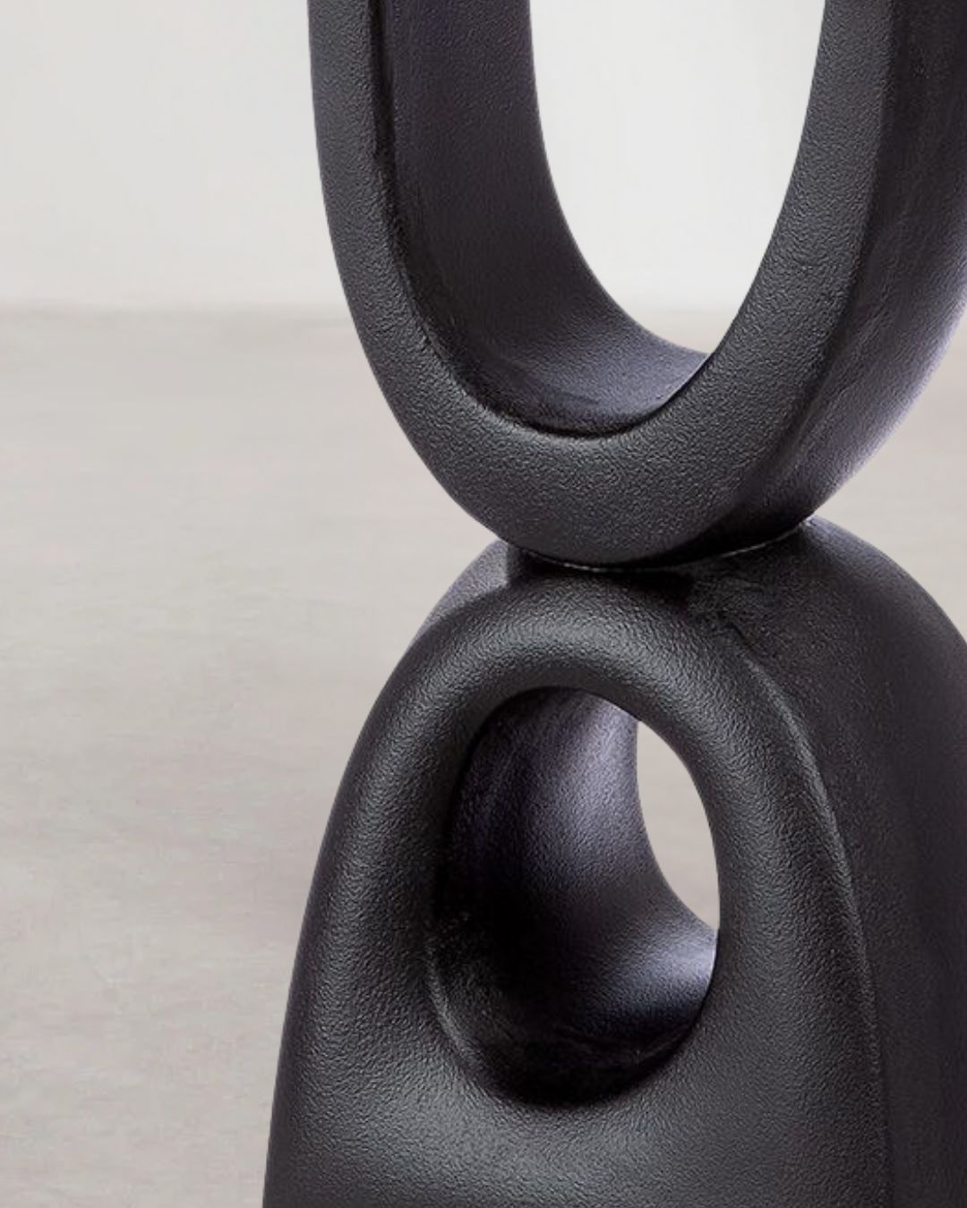 Detailaufnahme der hochwertigen schwarzen Oberfläche des Beistelltisches „Preston“.