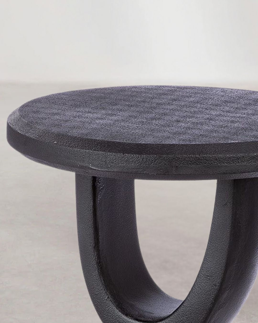 Moderner Beistelltisch als stilvolle Ablage für Deko und Alltagsgegenstände.