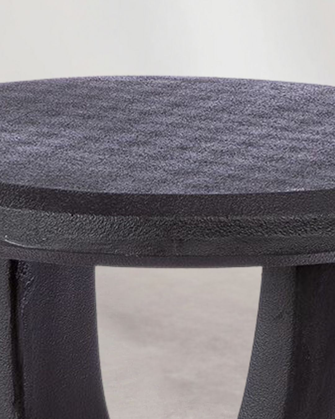 Minimalistischer Polyresin-Beistelltisch in Schwarz – zeitlose Eleganz für dein Zuhause.