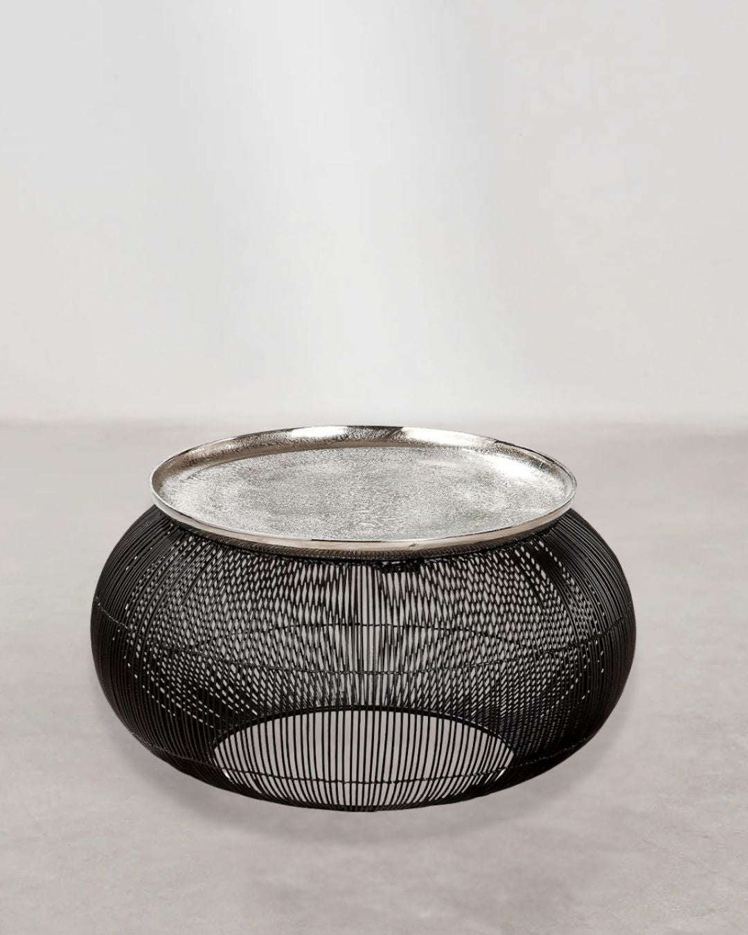 Runder Beistelltisch „Puntual“ aus Aluminium in Schwarz und Silberfarben.