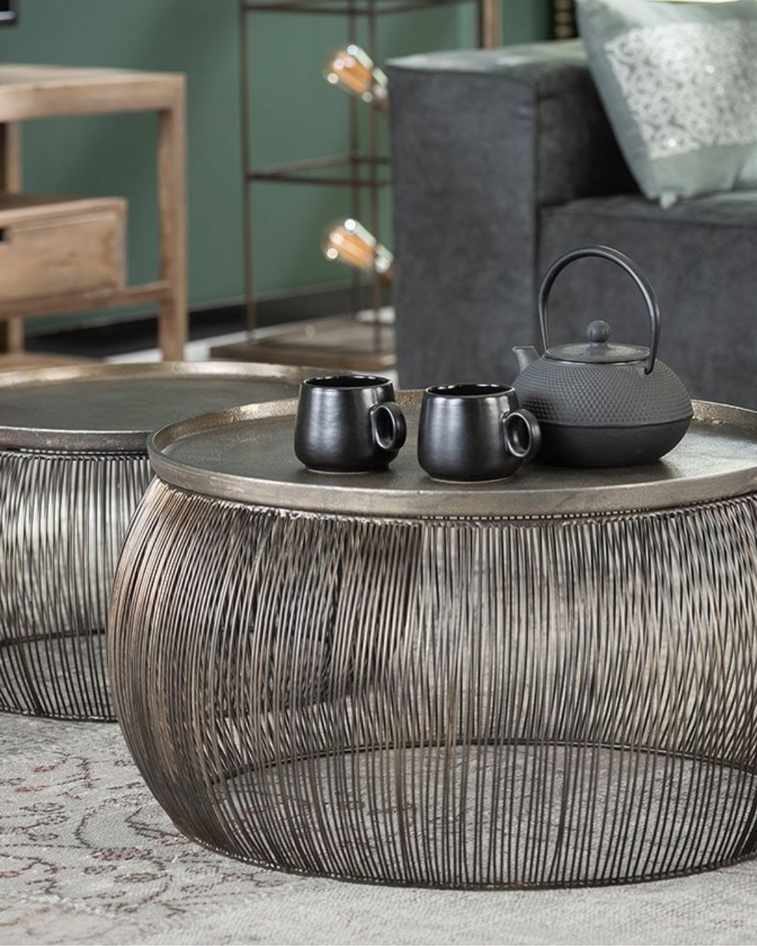 Moderner Metall-Beistelltisch mit edler Optik für stilvolle Wohnräume.