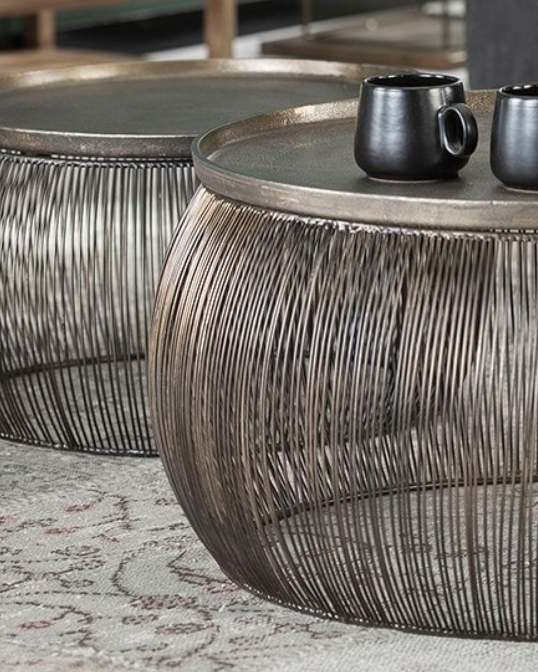 Detailaufnahme des Aluminium-Beistelltisches „Puntual“ in Schwarz/Silber.