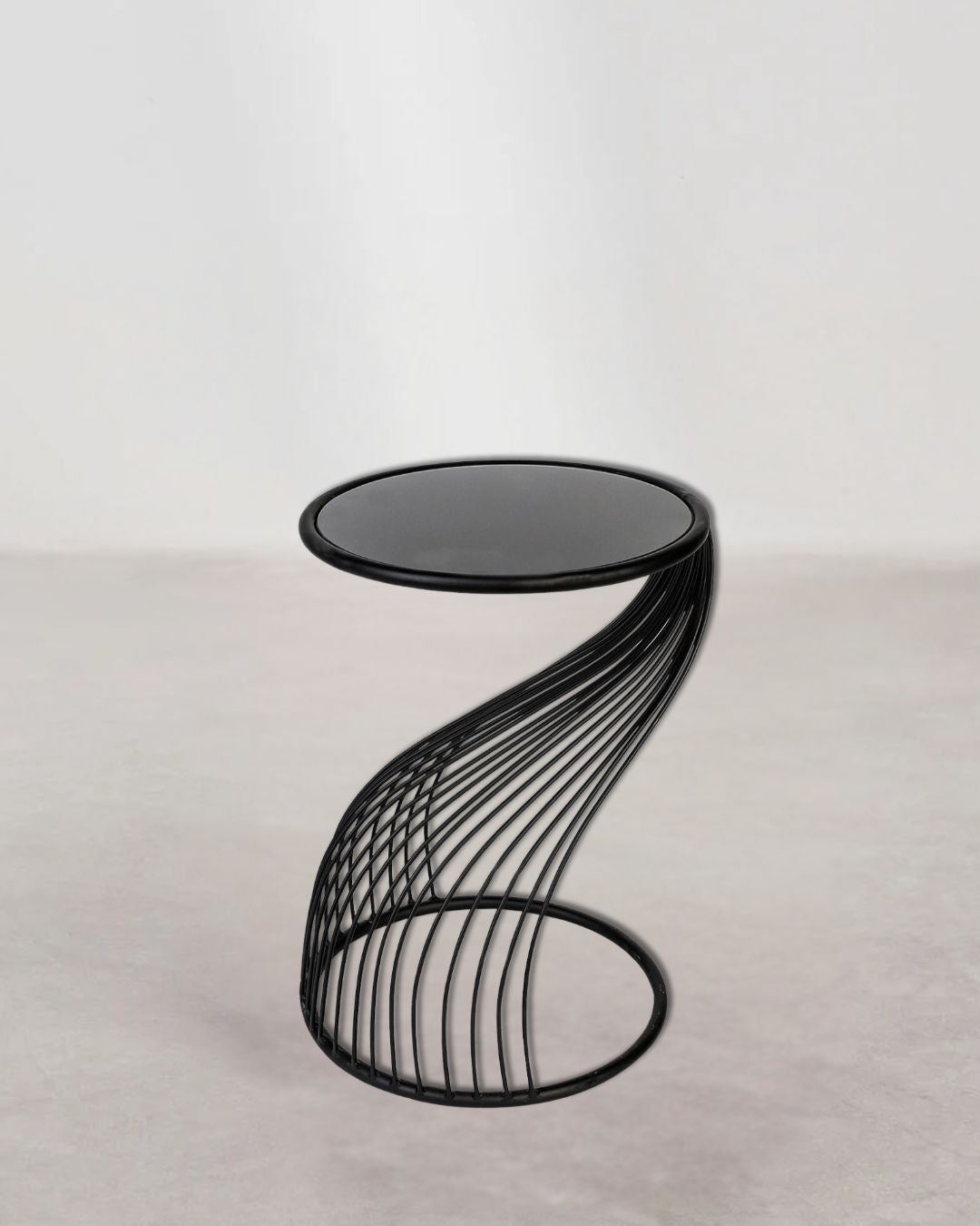 Runder Beistelltisch „Ray“ mit schwarzem Metallgestell und Glasplatte.