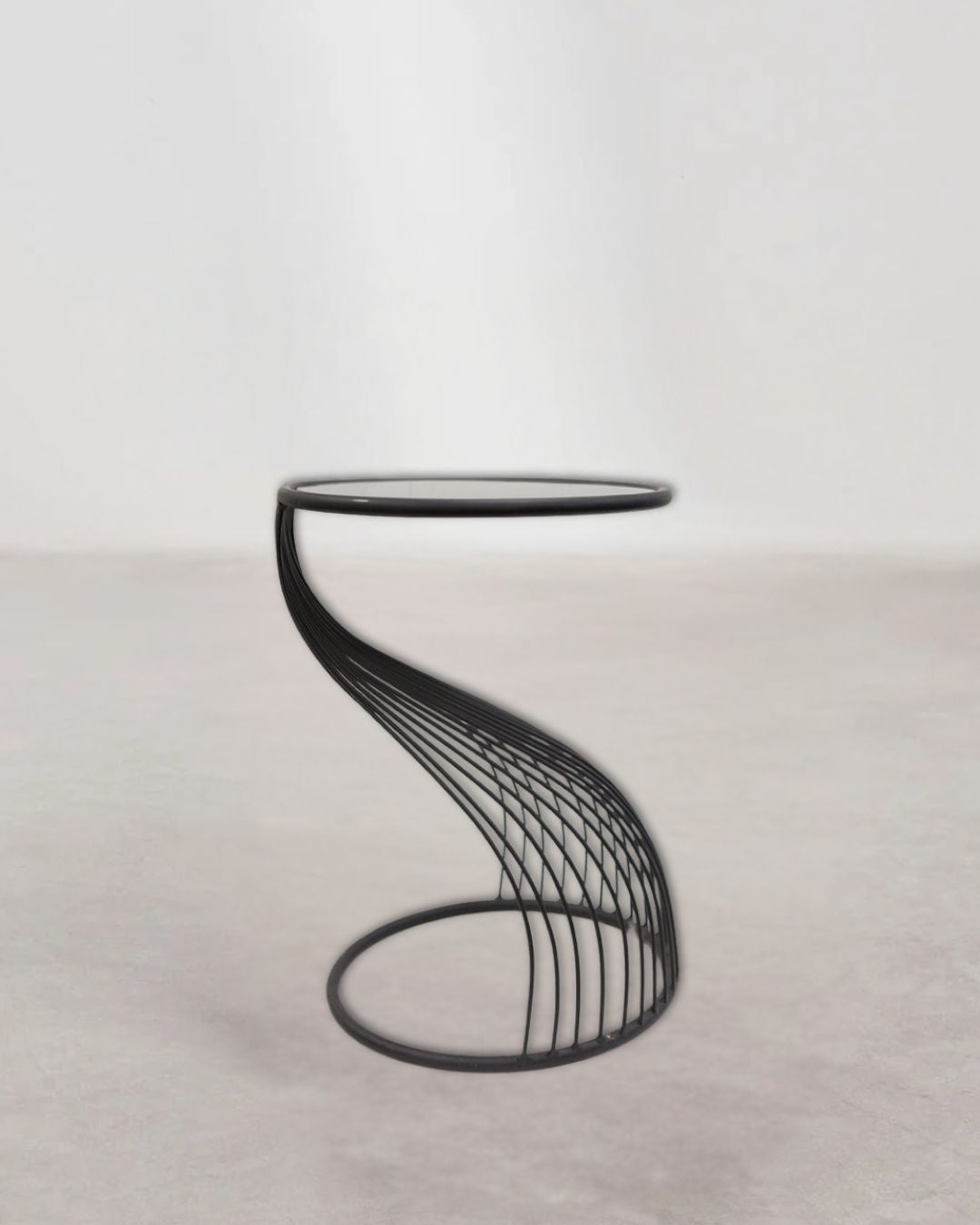 Detailaufnahme der edlen Glasplatte des Beistelltisches „Ray“.