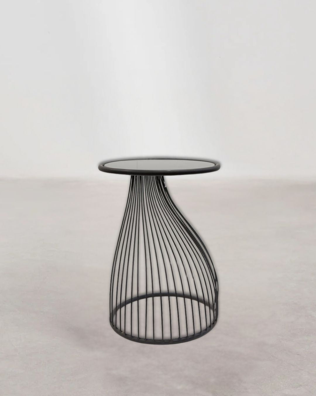 Stilvoller Beistelltisch aus Glas und Metall – ideal als dekorative Ablage.