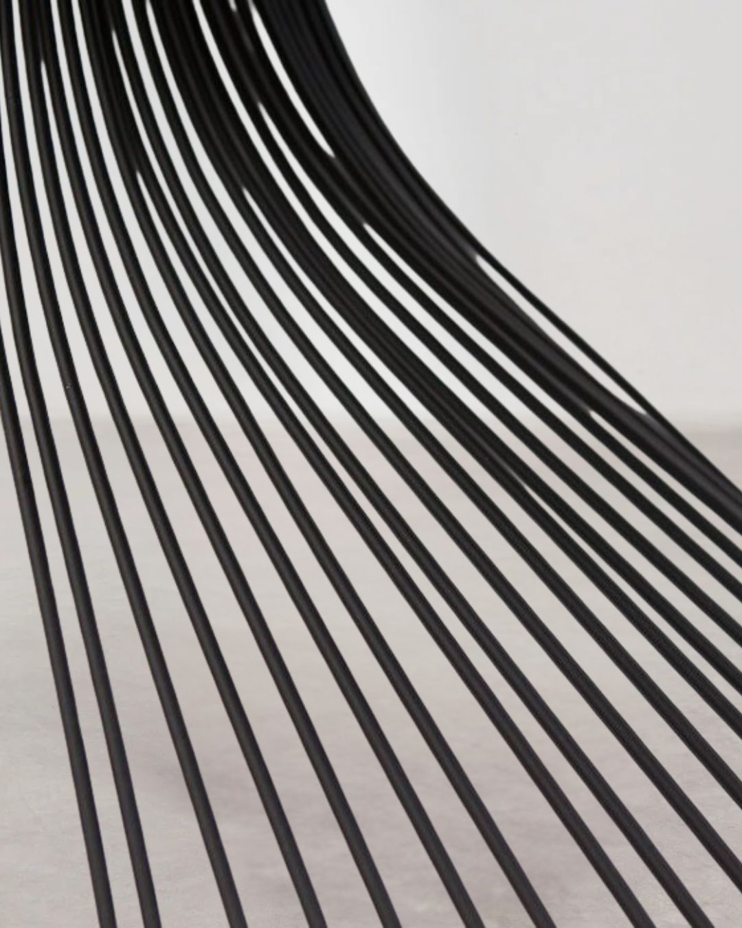 Zeitloser Beistelltisch mit minimalistischem Design und stabiler Konstruktion.