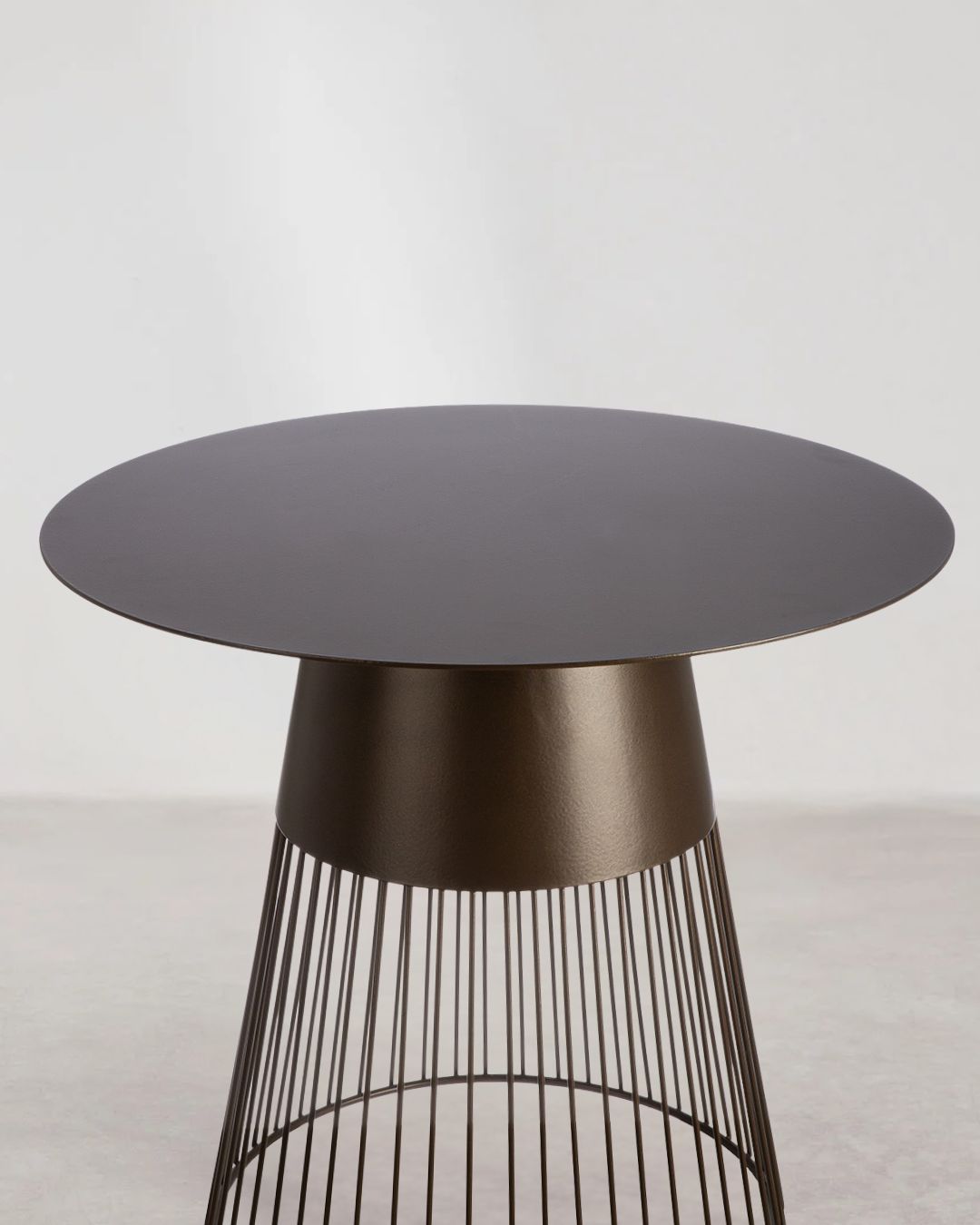 Minimalistischer Beistelltisch in Dunkelbraun matt für Wohnzimmer