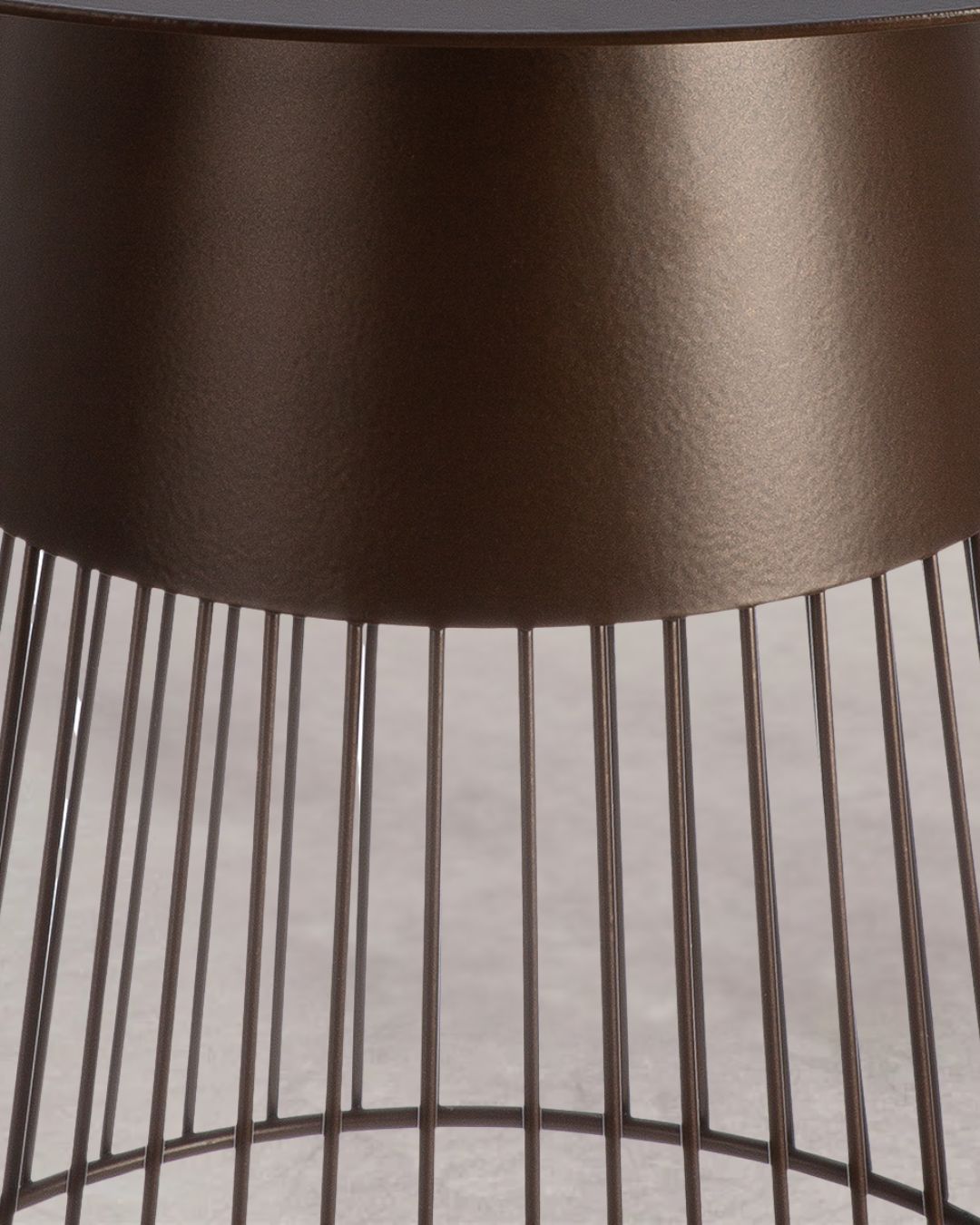 Moderner runder Tisch, 50 cm Durchmesser, dunkelbraunes Metall