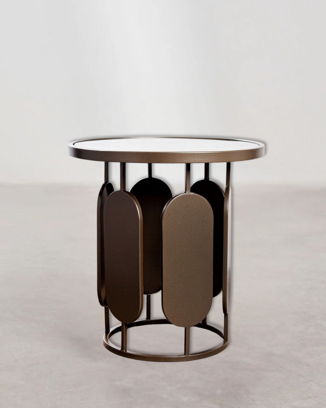 Runder Beistelltisch aus anthrazitfarbenem Metall mit stilvollem Design.