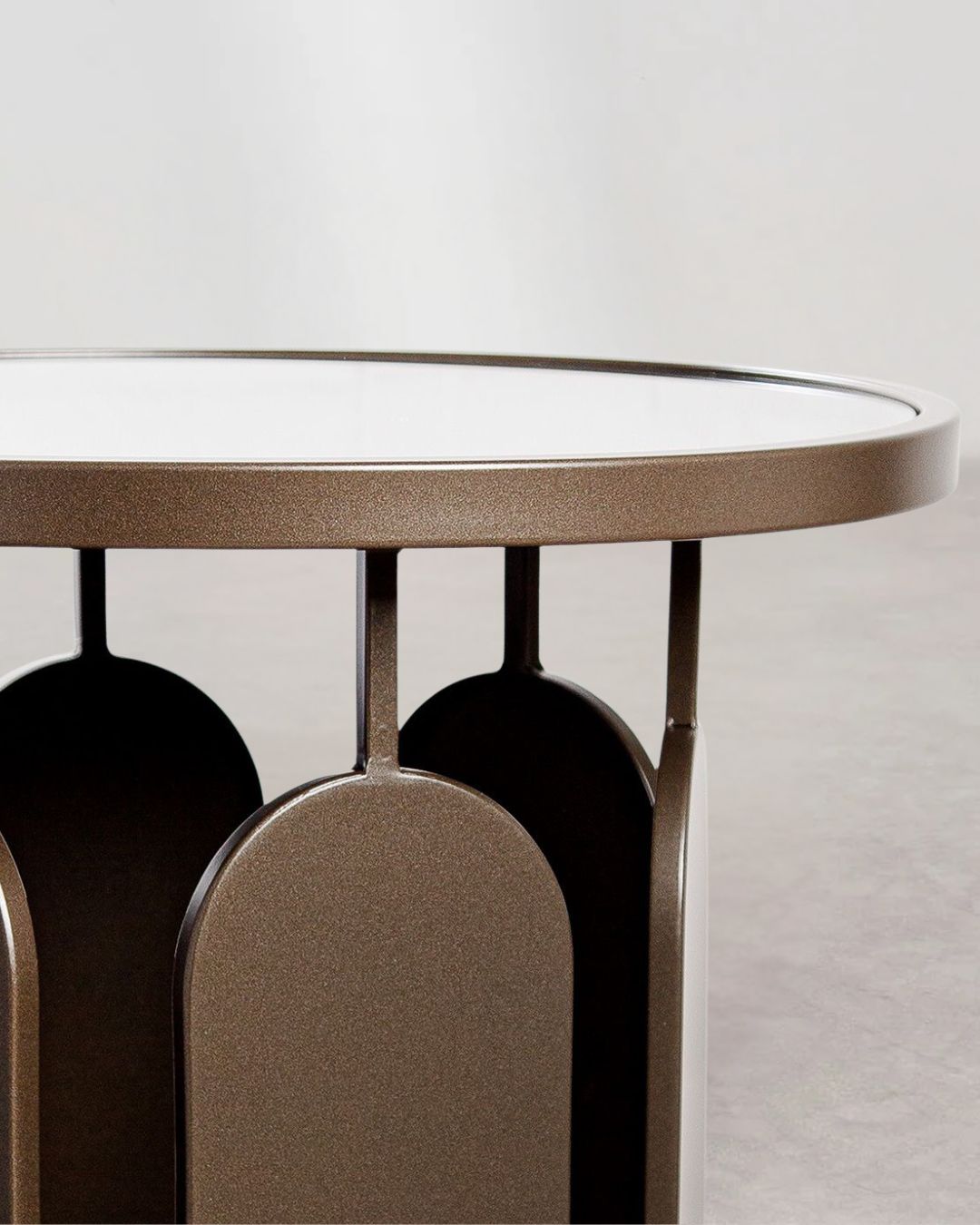 Moderner Beistelltisch in Anthrazit – perfekte Ergänzung für jedes Wohnzimmer.