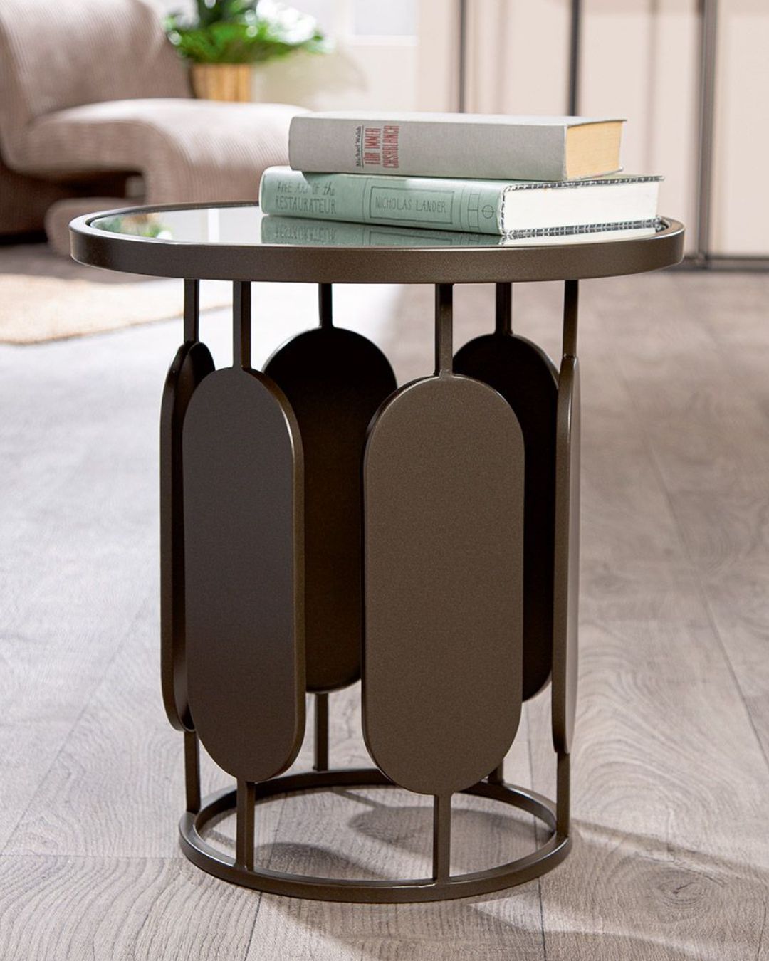 Detailaufnahme des robusten Metallgestells des anthrazitfarbenen Beistelltisches.