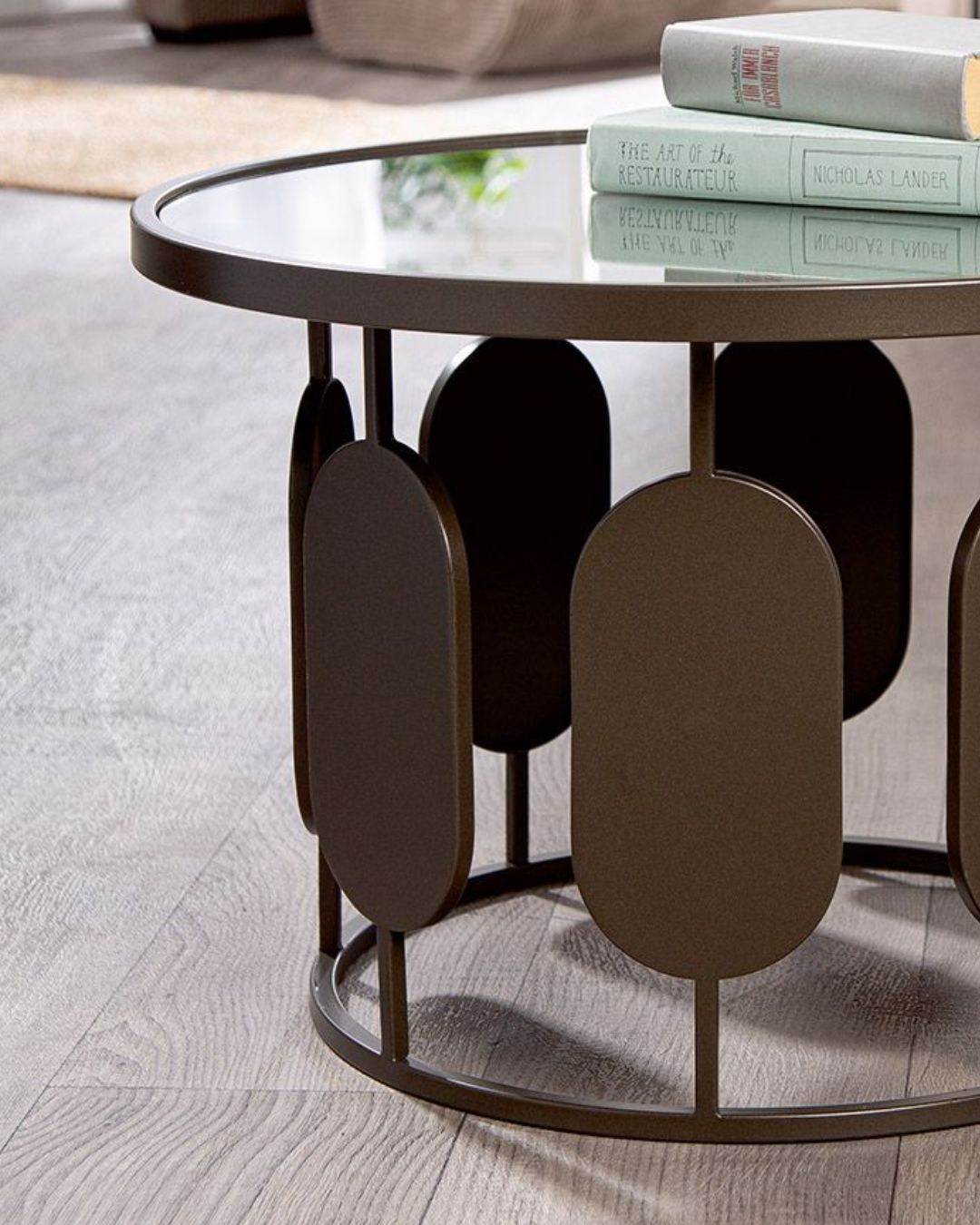 Detailaufnahme des robusten Metallgestells des anthrazitfarbenen Beistelltisches.