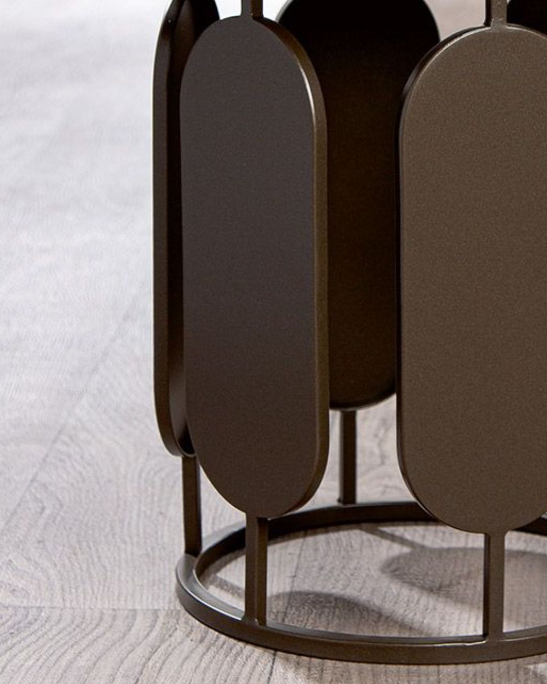 Zeitloser Beistelltisch mit runder Form und minimalistischer Optik.