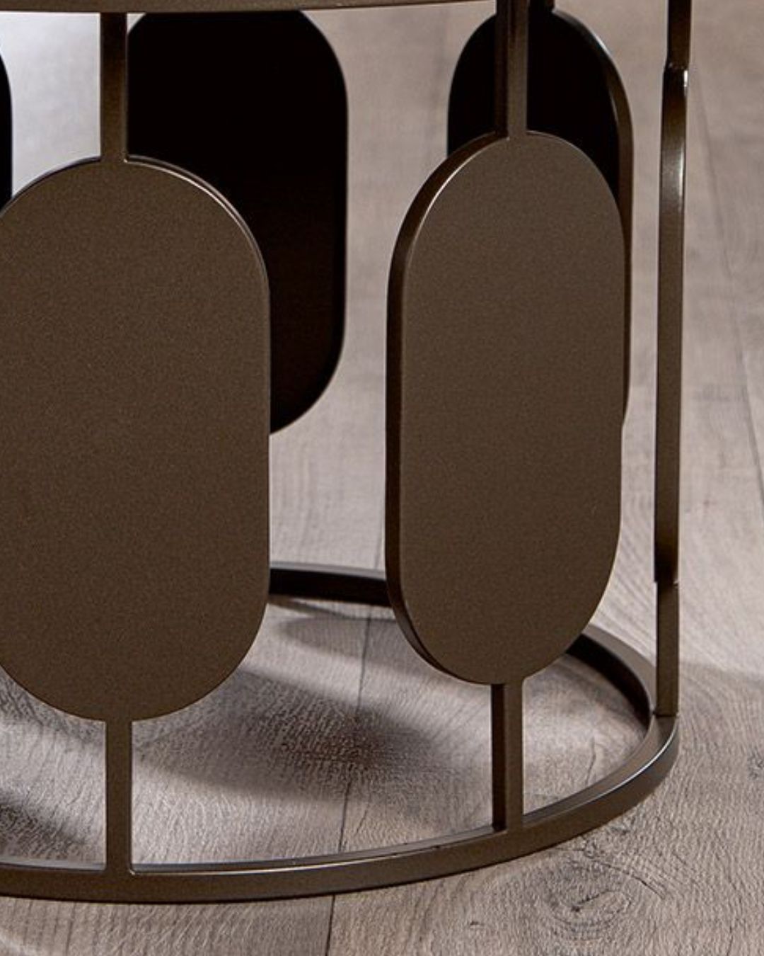 Zeitloser Metall-Beistelltisch mit runder Form und minimalistischem Design.