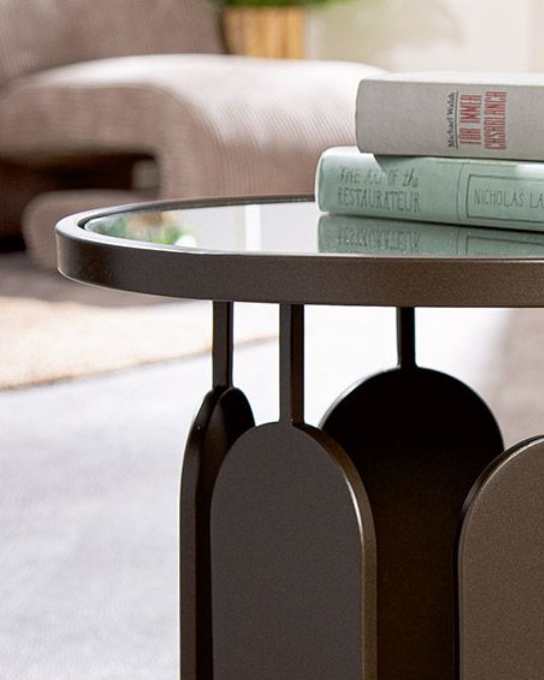 Stilvoller Metall-Beistelltisch in Anthrazit als praktische Ablage.