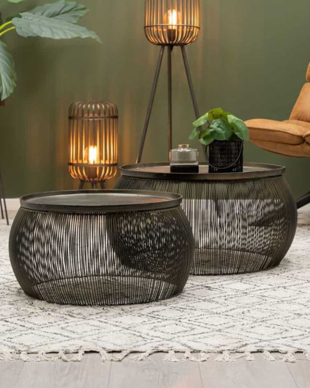 Eleganter Beistelltisch mit runder Form – perfekt als dekorative Ablage.