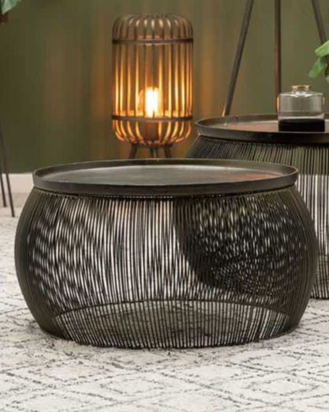 Stilvoller Wohnzimmertisch aus Aluminium mit minimalistischem Design.