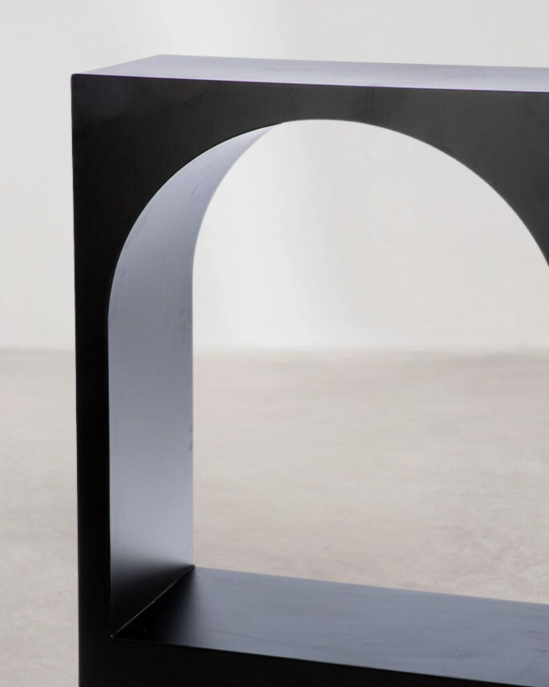 Elegantes schwarzes Metall-Sideboard für stilvolle Aufbewahrung.