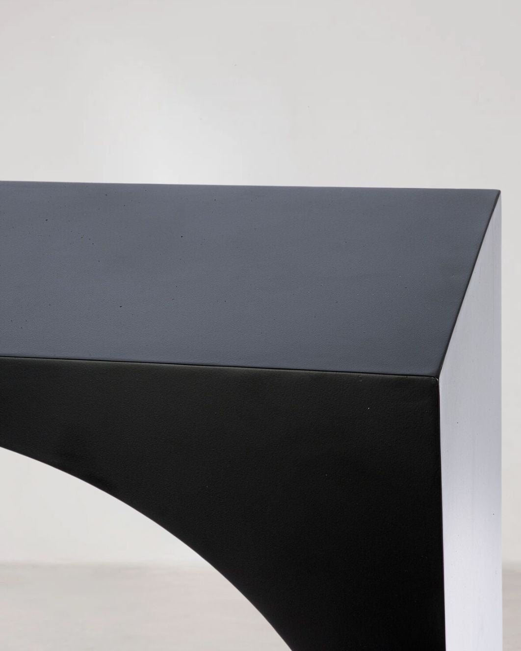 Schlankes und funktionales Sideboard „Memphis“ für Wohnzimmer oder Büro.