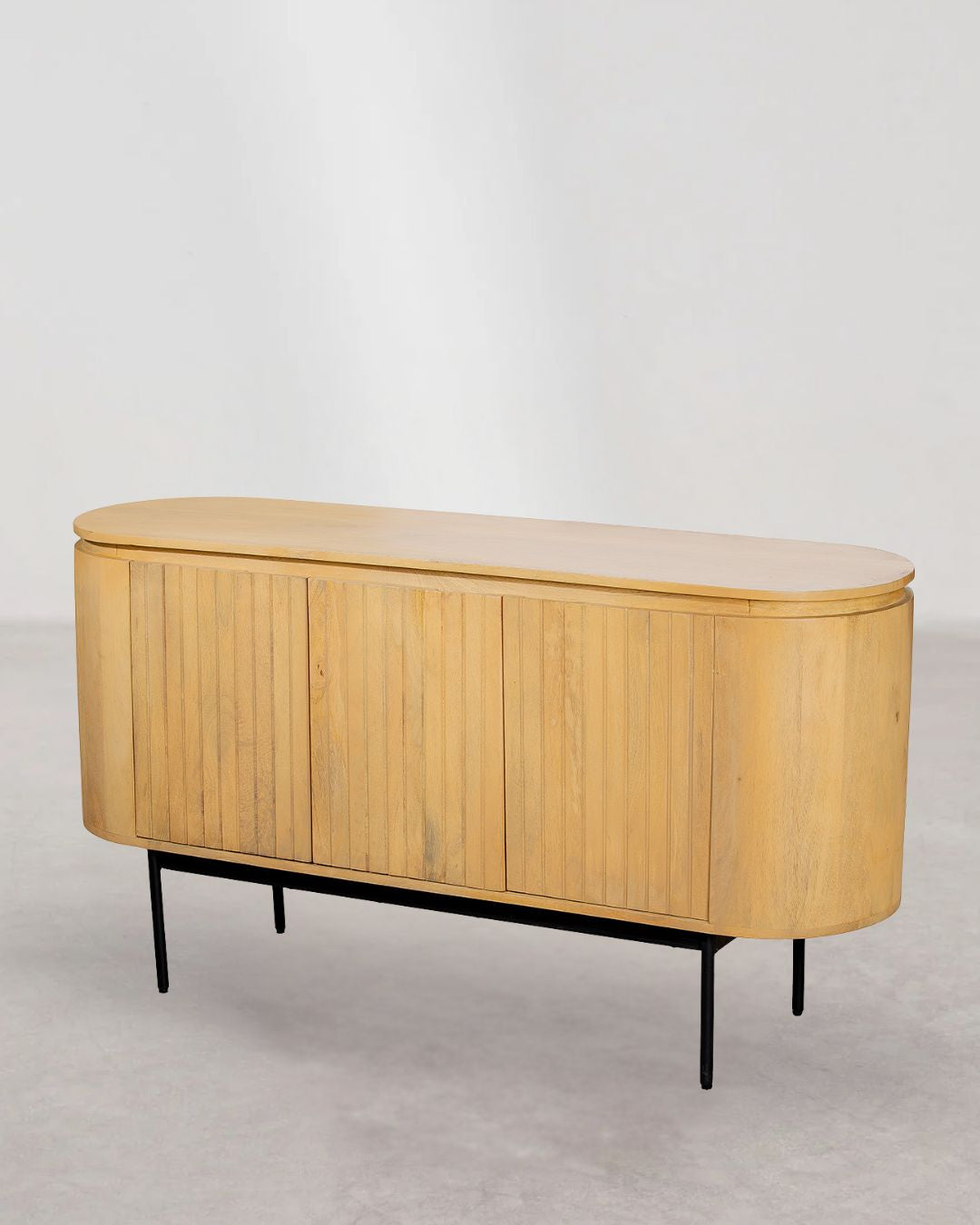 Holz Sideboard mit schwarzen Beinen Wohnzimmer