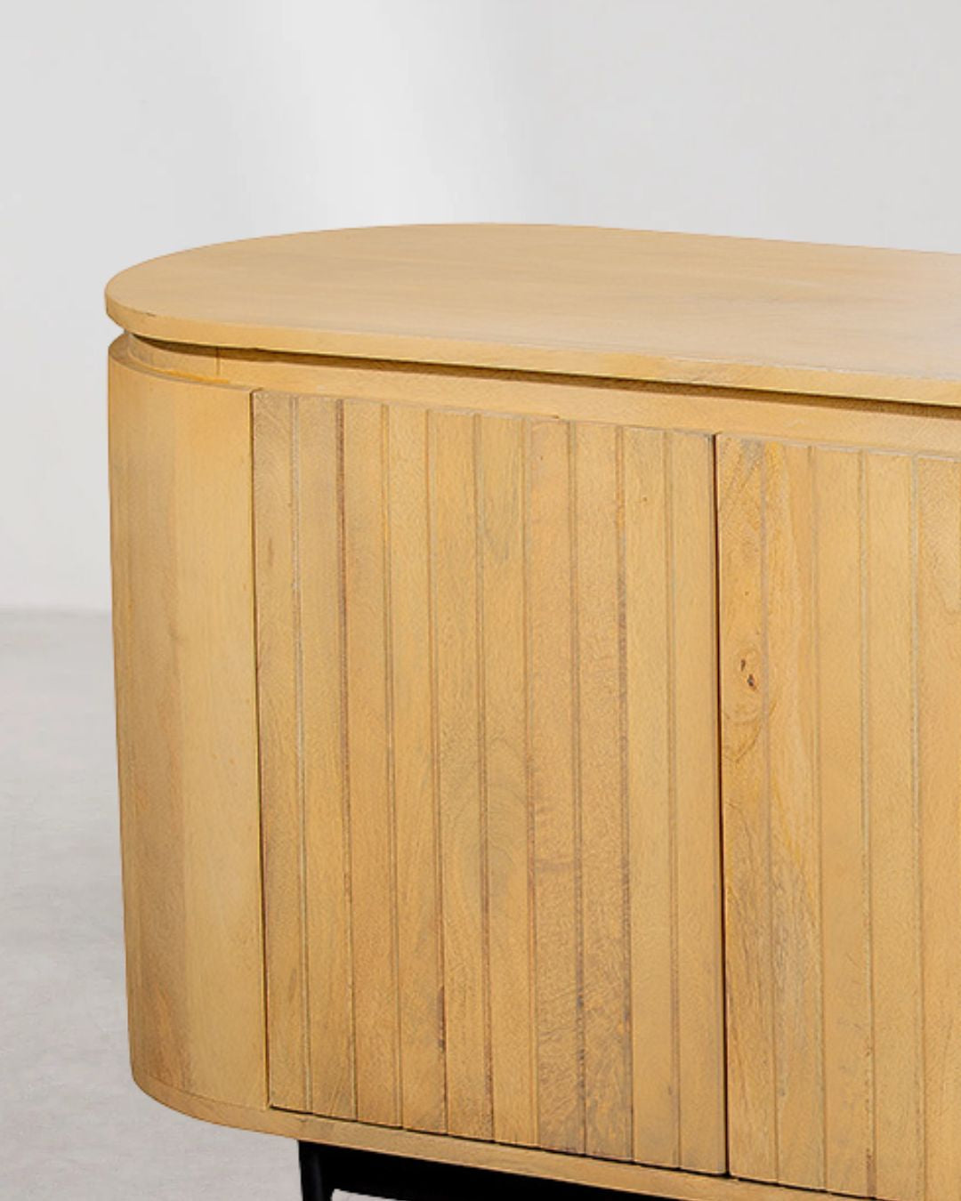 Sideboard aus Mangoholz mit schwarzen Metallbeinen