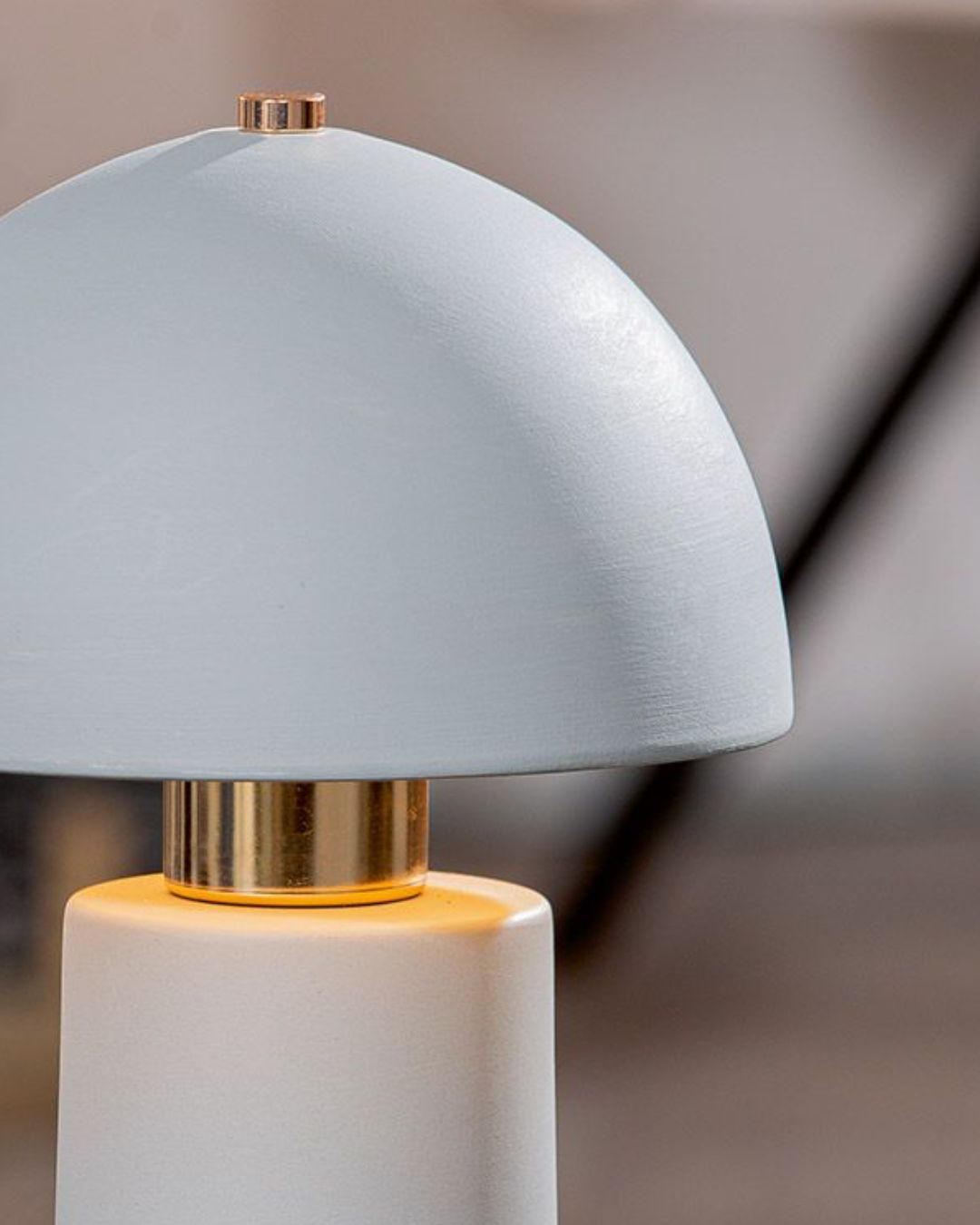 Detailaufnahme der Keramikstruktur der grauen Tischlampe.