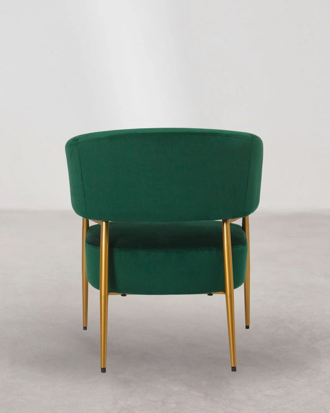 Sessel mit samtigem Stoffbezug und Metallbeinen