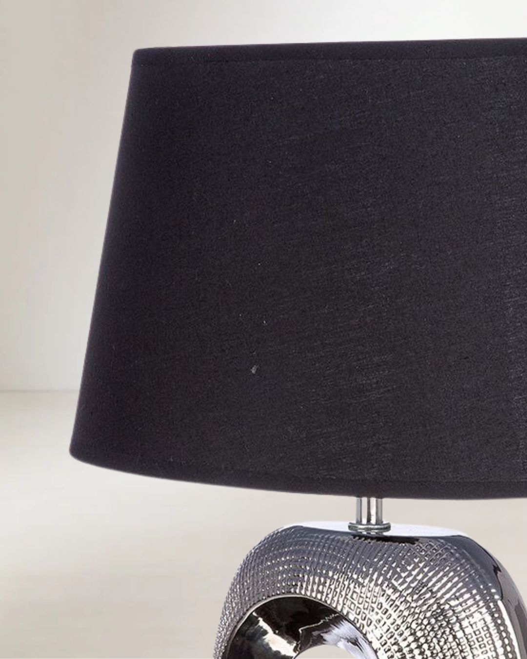 Edle Keramiklampe in Silber mit stilvollem Design für Wohn- und Schlafzimmer.