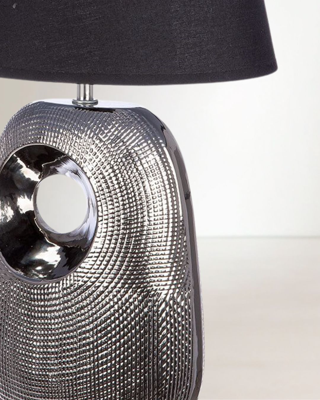 Detailansicht der glänzenden Keramikbasis mit hochwertiger Verarbeitung.