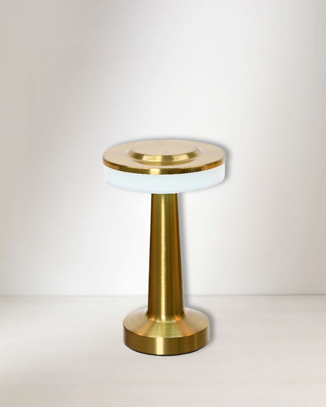 Moderne Tischlampe aus Metall in Gold und Silber mit minimalistischem Design.