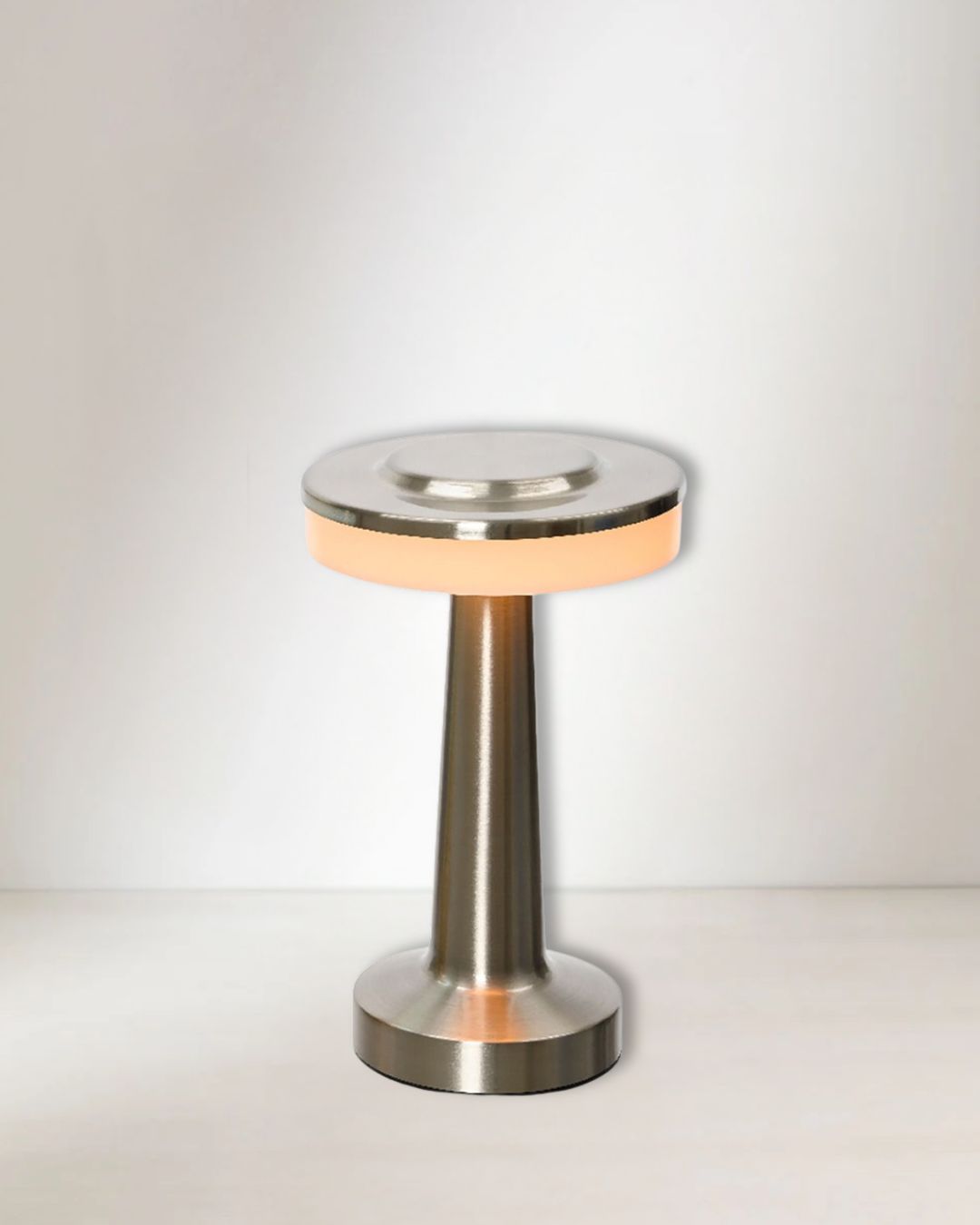 Kompakte Tischleuchte – perfekt für Nachttische und Sideboards.