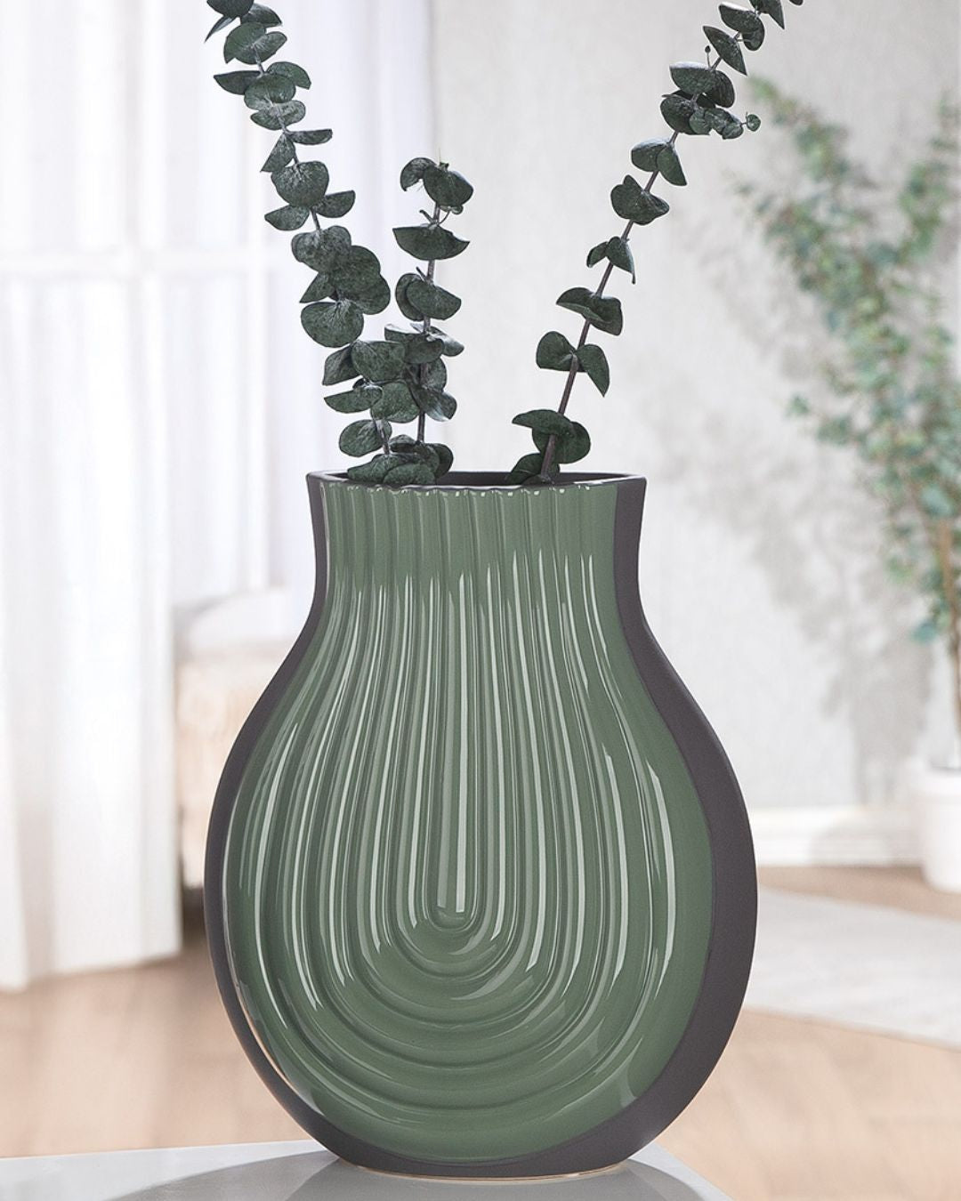 Keramikvase grün fluted Design mit Filzgleitern