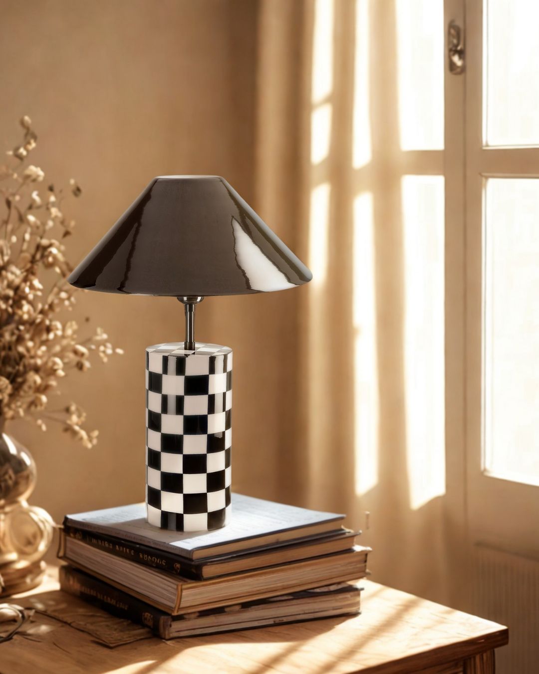 Zylindrische Tischlampe „Checkers“ aus schwarzem Eisen mit kariertem Muster.