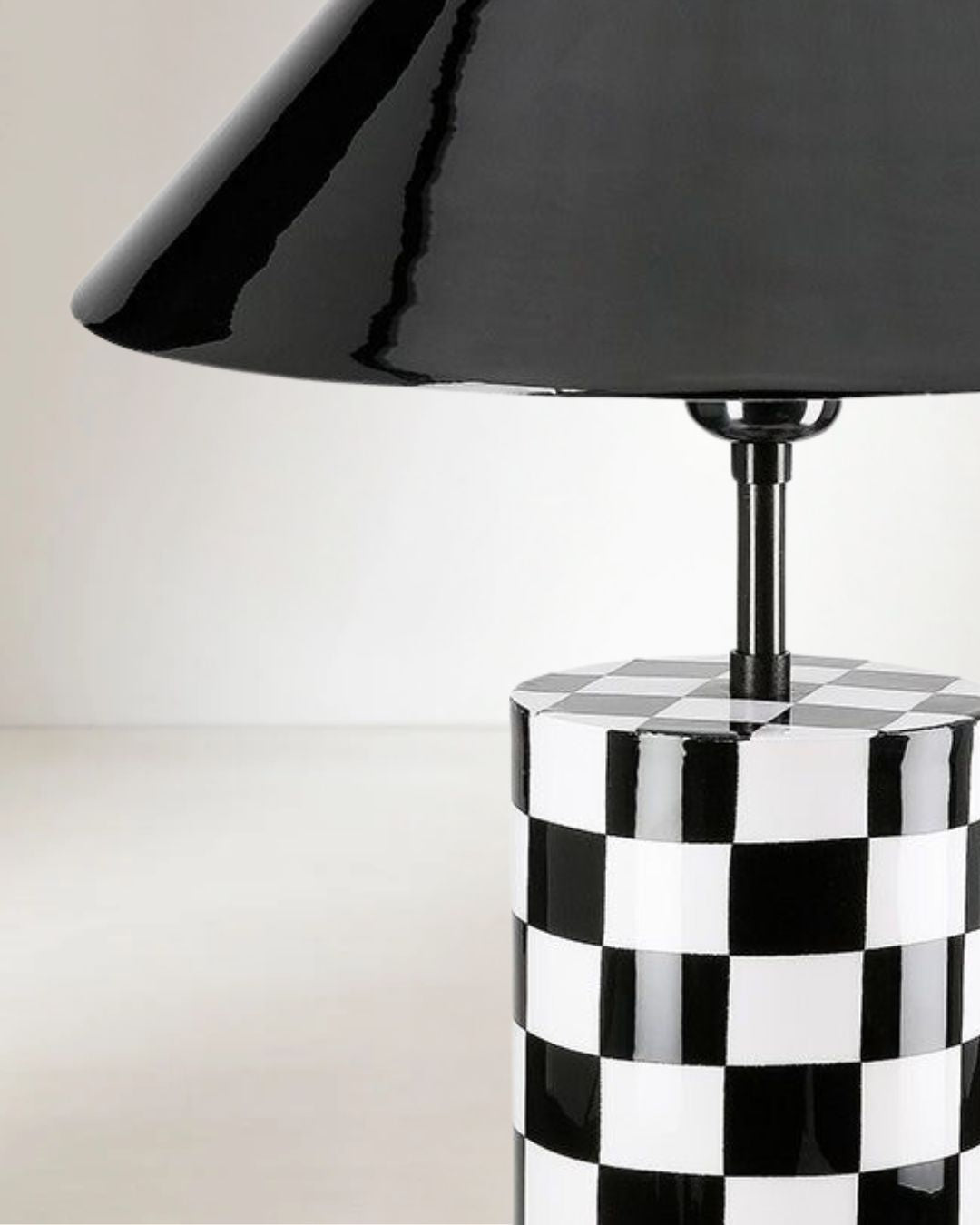 Moderne Tischlampe mit stilvollem Lichtspiel durch durchbrochenes Design.