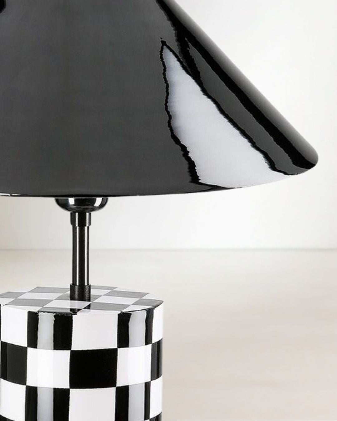 Elegante Designerlampe mit E27-Fassung und hochwertigem Metallrahmen.