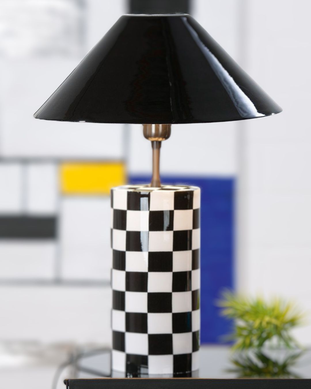 Detailansicht des karierten Musters mit schwarzem Finish.